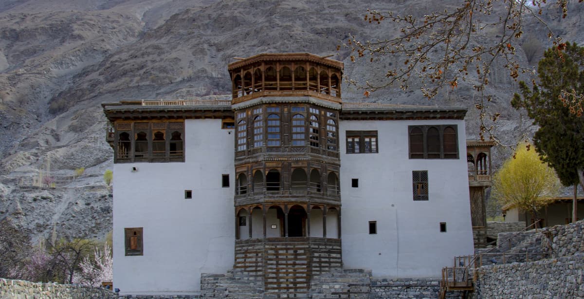 Explore Pakistan's peaks & palaces
