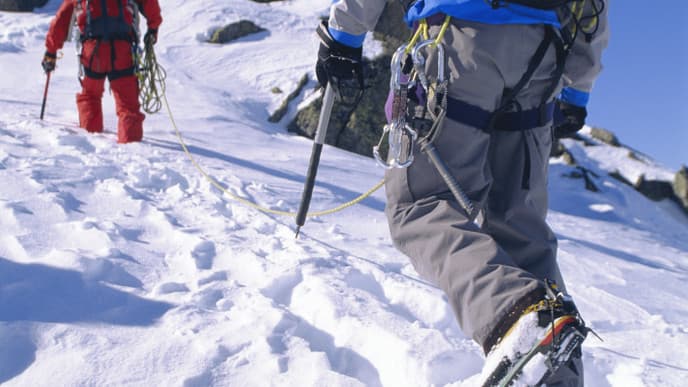 Abstieg durch Schnee und Eis in malerische Täler