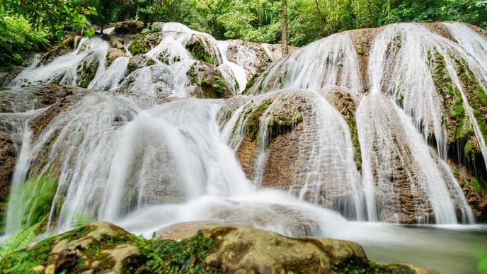 Höhlen und Wasserfäller erkunden