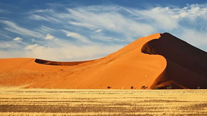 Kaleidoskop gigantischer Dünen bei Sonnenaufgang