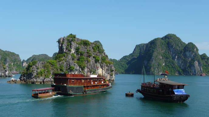 Die Karstfelsen der Halong Bay