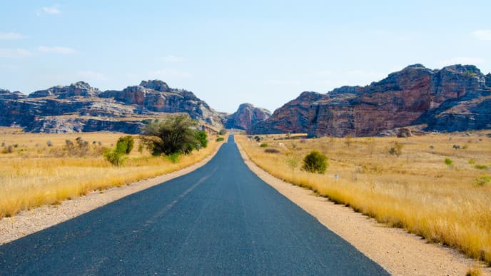 Fahrt durch imposante Gebirgszüge