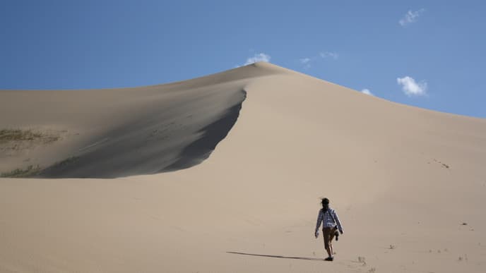 Kamelritt entlang der Khongor Sanddünen