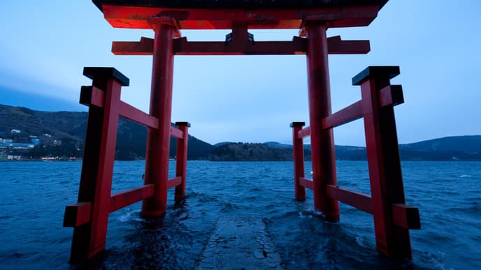 Der berühmte Schrein am Kratersee