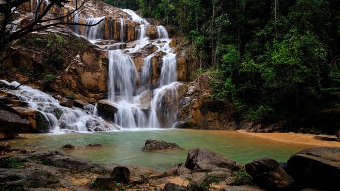 Abkühlung beim malerischen Wasserfall