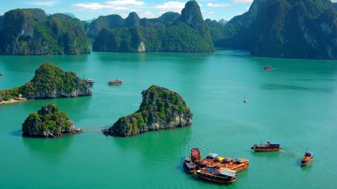 Mit dem Schiff auf der Halong Bucht