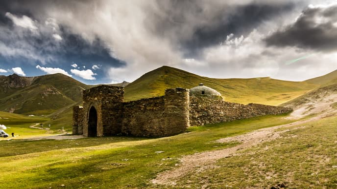 Historische Karawanserei und Kloster