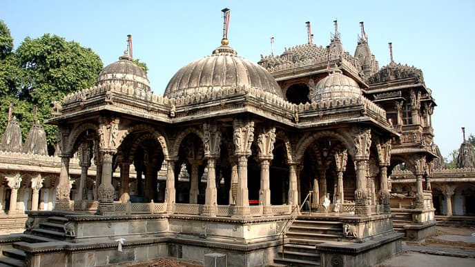 Farbenfrohe Stoffe & feinste Steinschnitzereien