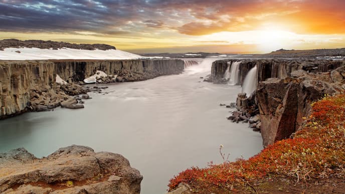 South coast wonders: a day of waterfalls and Black Sand