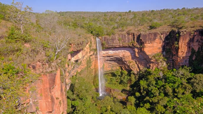 Schroffe Felswände und idyllische Wasserfälle