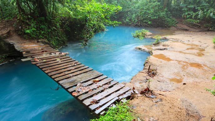 Wandern oder Tubing am himmelblauen Fluss