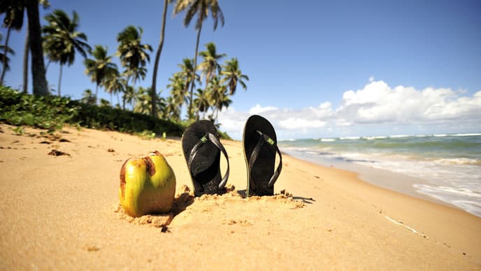 Weißer Sand und blaues Meer