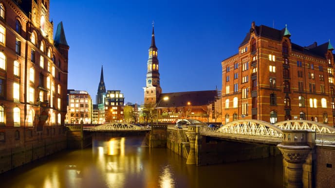 Explore Hamburg's icons & foodie thrills