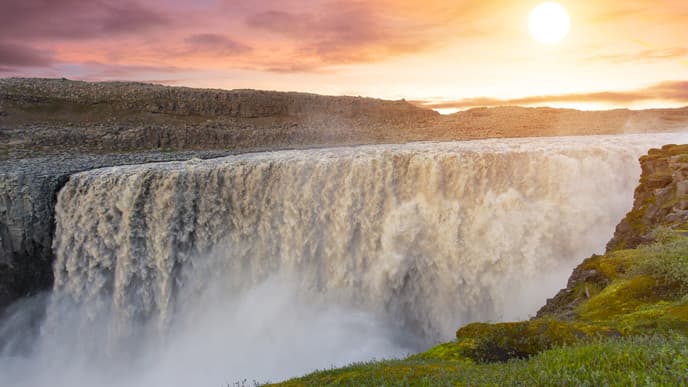 Canyons, waterfalls & volcanic wonders