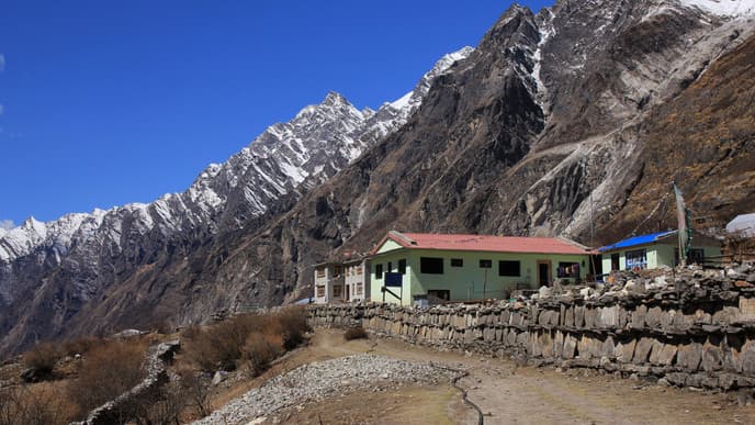 Trekking bergab zum Dorf Lama Hotel