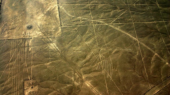 Geheimnisvolle Nazca-Linien in der Küstenwüste