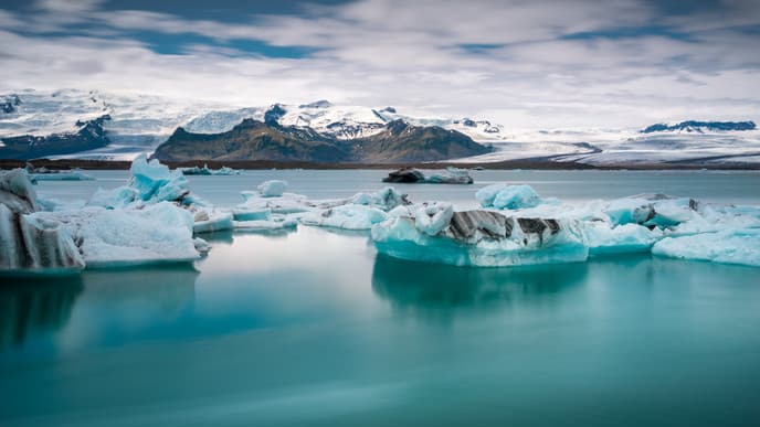 Gletscherzungen und Eisberge im Meer
