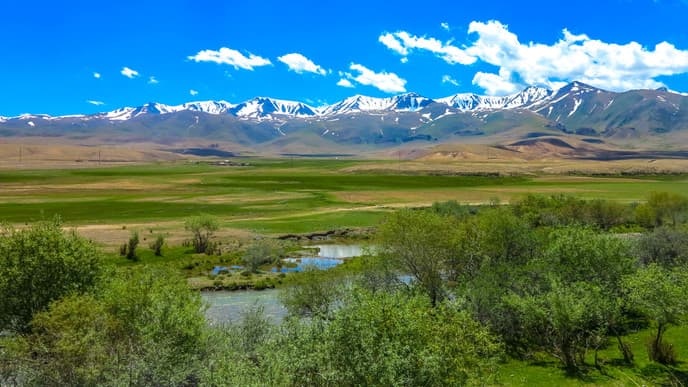 Zu Fuß den Bergpass erklimmen