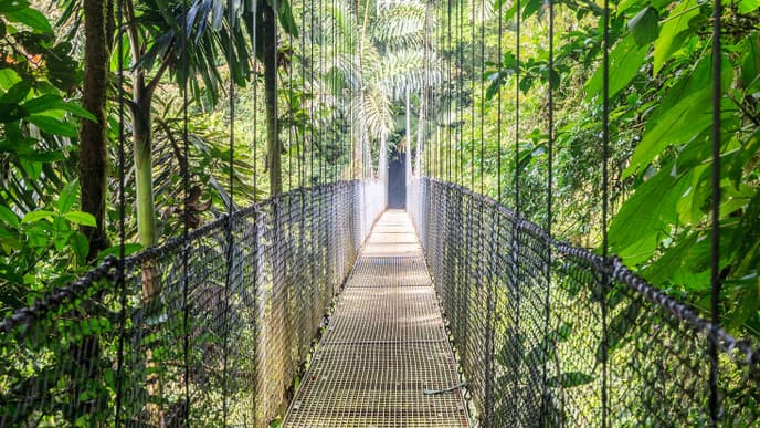 Abenteuer Hängebrücken und Thermalquellen