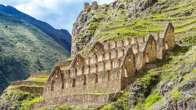 Walk along the valley to Ollantaytambo