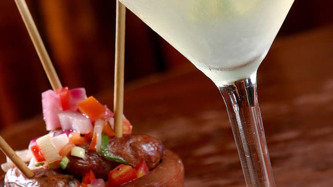 Weiße Sandstrände, Palmen und Cocktails