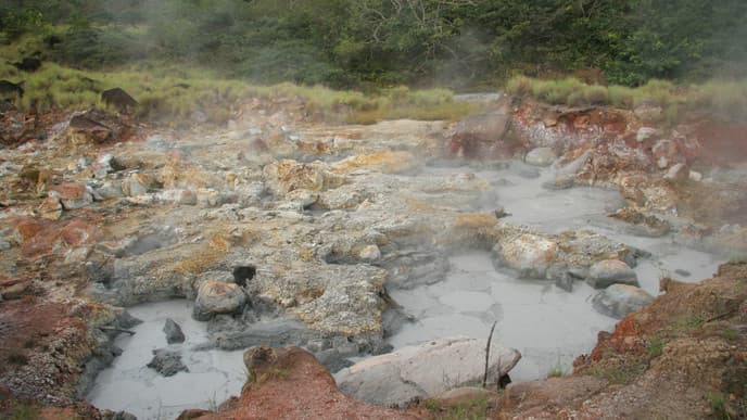 Dampfende Quellen im Gebirge