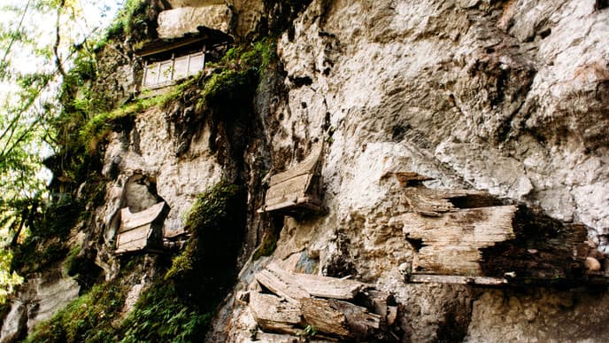 Sonnenaufgang im Land über den Wolken