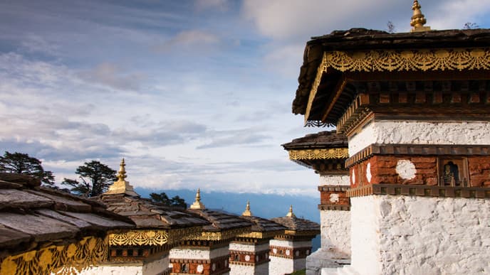 Stupas, Tempel, Wälder und schroffe Berge