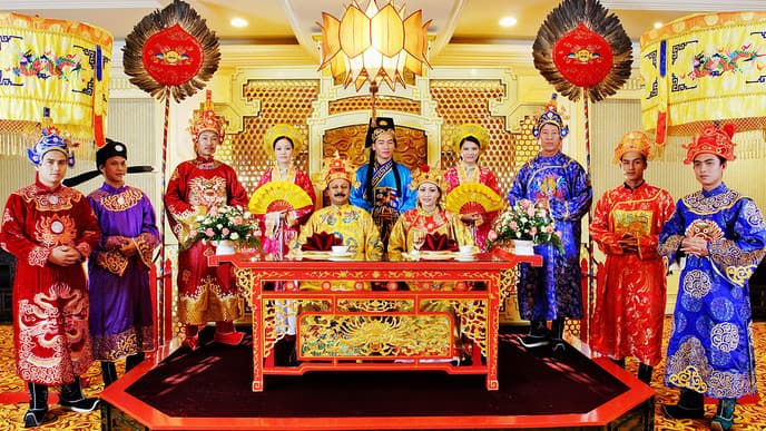 Paradieshöhle und Festessen in kaiserlichen Gewändern