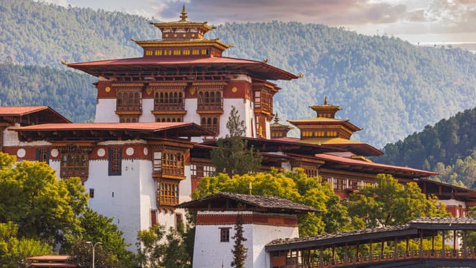 Von Thimphus kulturellen Schätzen nach Punakha