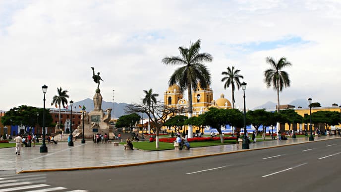 Inlandsflug nach Trujillo, dem ehemaligen Chimú-Reich