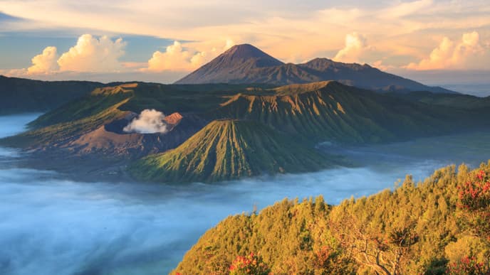 Unvergesslicher Sonnenaufgang am Bromo Kraterrand