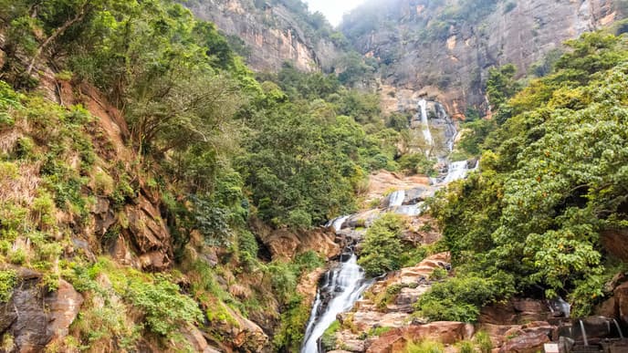 Besuch der Ravana-Wasserfälle