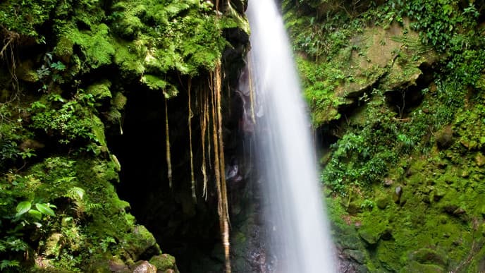 Erkundungstour zu Wasserfällen & Höhlen
