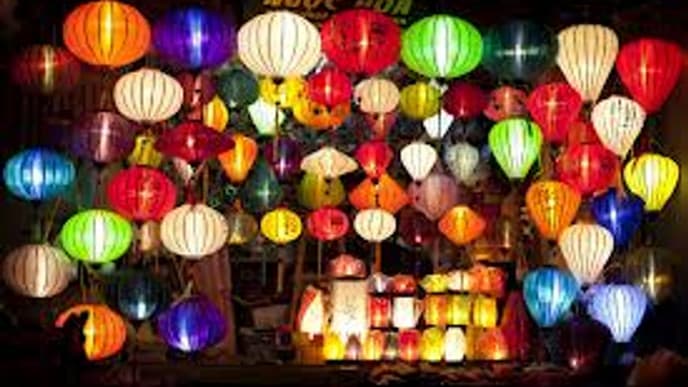 Traditionelle Handwerkskunst aus Seide und Keramik