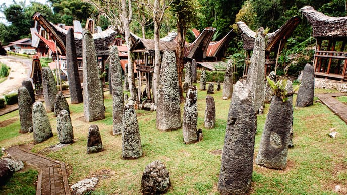 Begräbnisriten Sulawesis: Totenköpfe und hängende Gräber