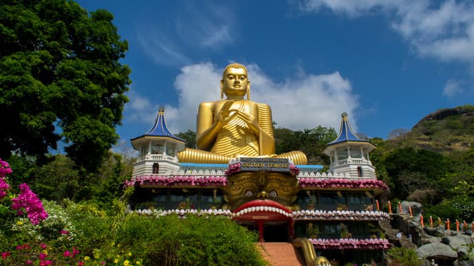 Höhlen, Buddhastatuen und Gewürzgarten