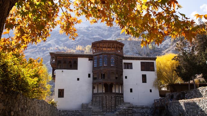 Visit the Kharpocho fort before heading to Khaplu
