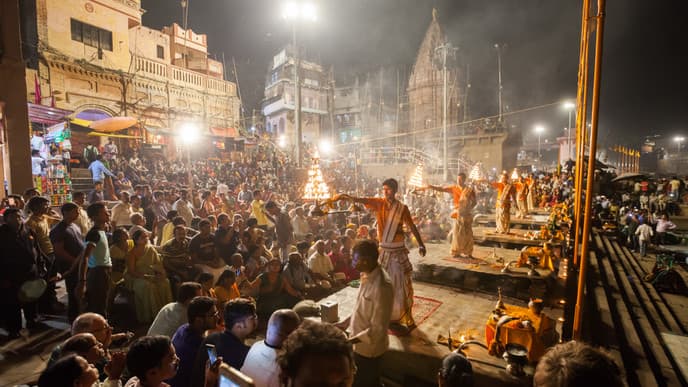 Gebetszeremonie mit Blumen und Lichtern