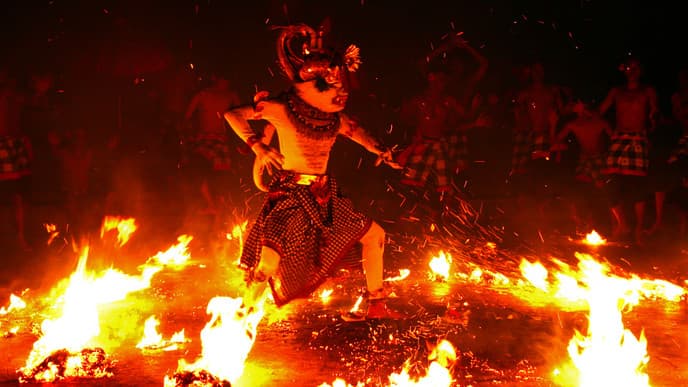 Tempel, Affen und Tanz in den Sonnenuntergang