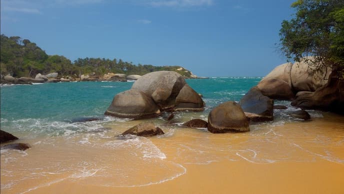 Flug an die Karibikküste und Weiterfahrt in den Tayrona-Nationalpark