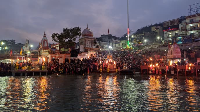 Opfergaben am Ufer des Ganges