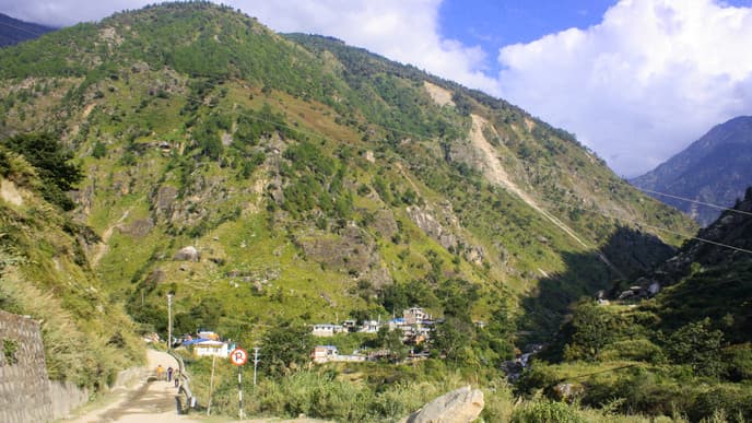 Serpentinen führen in den Himalaya