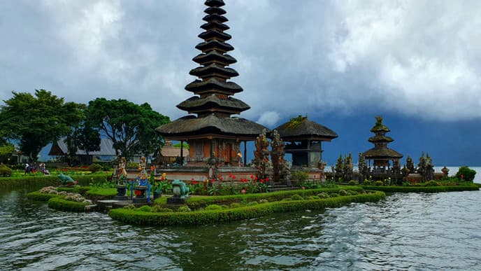 Vorbei an Reisterrassen, Tempeln und Wasserfällen