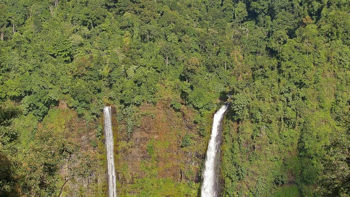 Koloniales Erbe, Kaffeeplantagen und Wasserfälle
