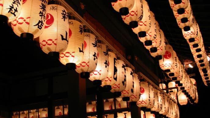 Japanische Teehäuser & Kirschblütengärten