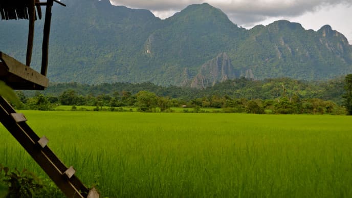 Karstformationen und Bergvölker in Vang Vieng