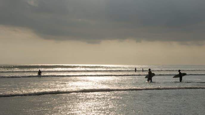 Ab ins Wasser zum Surfkurs!