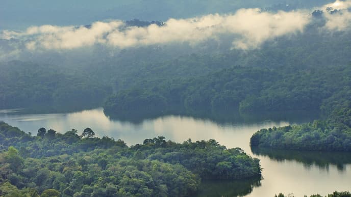 An Bord eines Hausboots auf Borneo