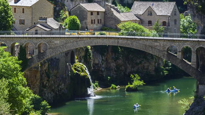Spend a day amidst chateaux & canyons